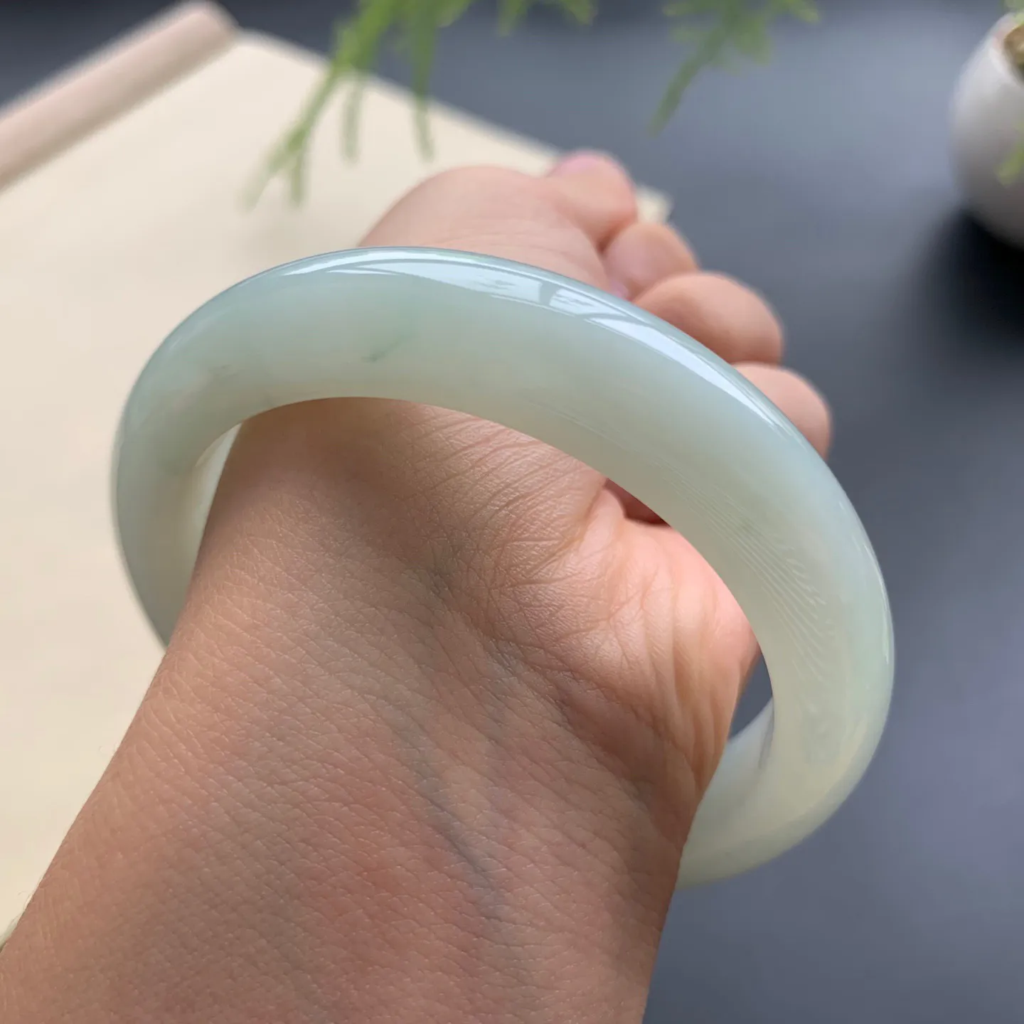 55.8圈口晴底正圈手镯 尺寸：55.8-12.6-8.8，无纹裂，水润起胶，细腻釉洁