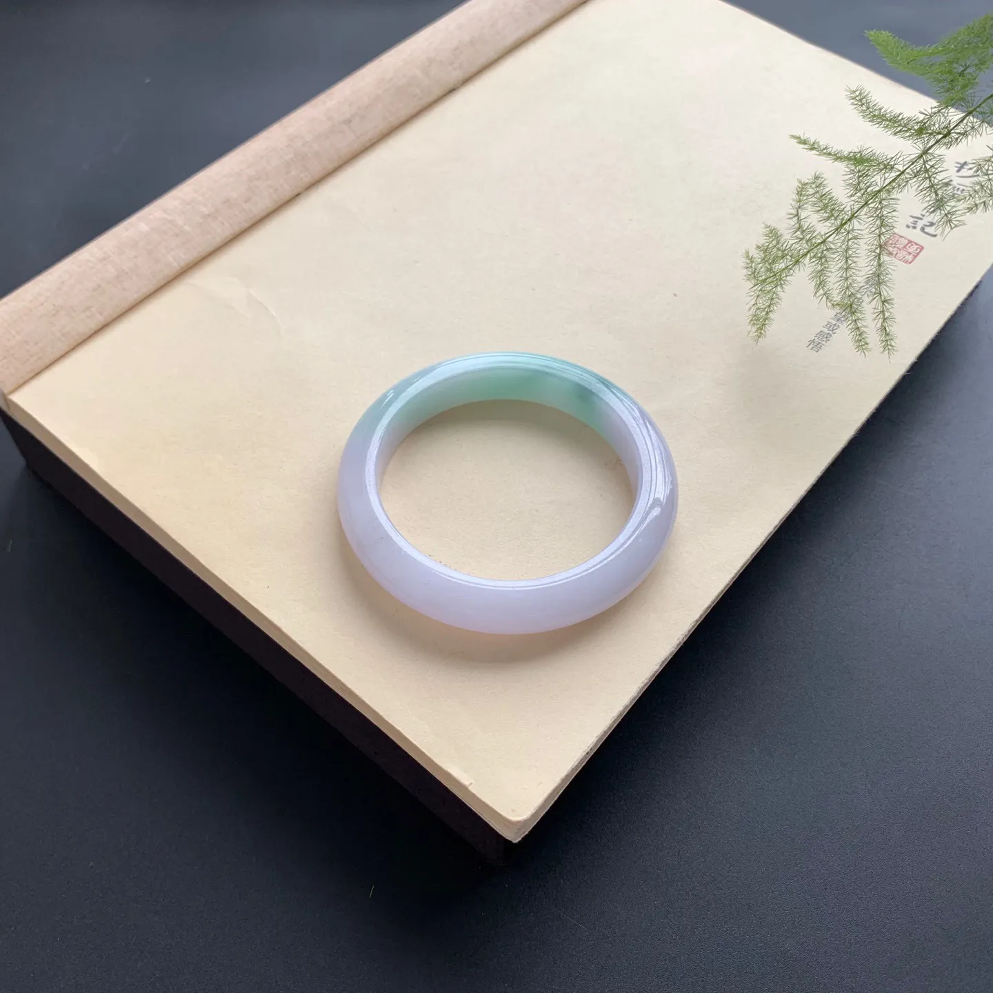 56.2圈口飘绿正圈手镯 尺寸：56.2-11.2-9.2，无纹裂，细腻光滑，版型厚装