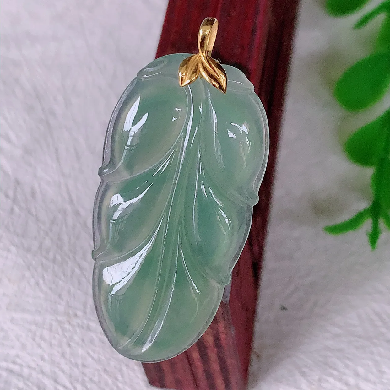 18K金镶嵌冰种翡翠叶子吊坠 ，种水足，色泽清新，工艺精湛，叶子寓意美好；金枝玉叶，事业有成。#12.2