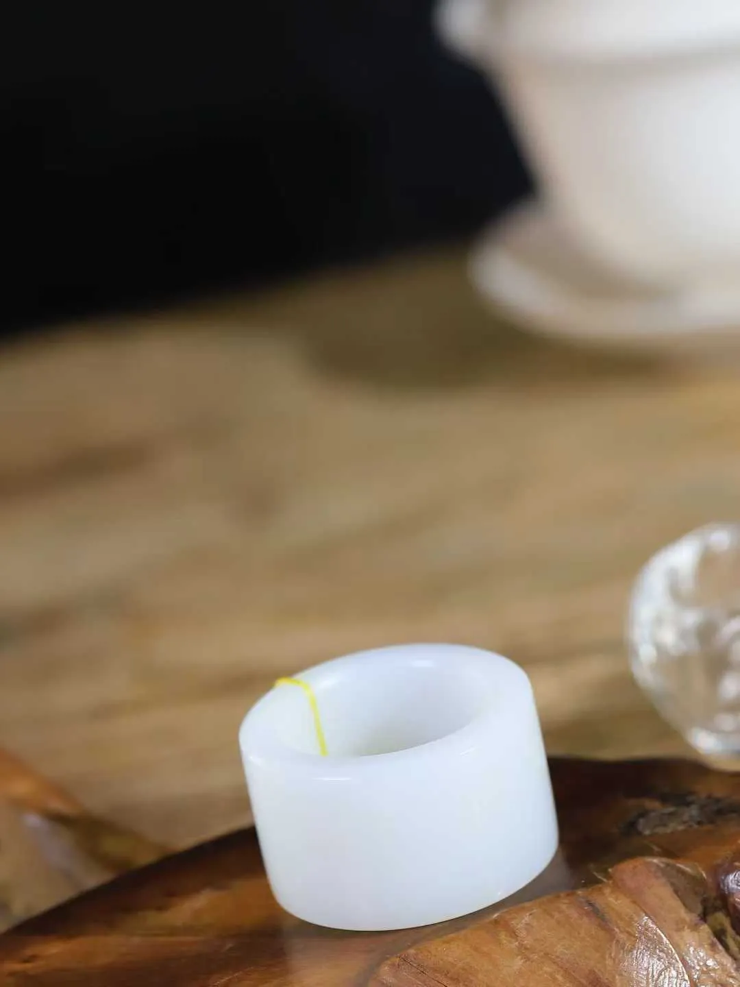 （古韵.扳指）

精品和田玉白玉扳指，玉质温润，油润感十足， 整器古韵生辉。优雅高贵。运筹帷幄于