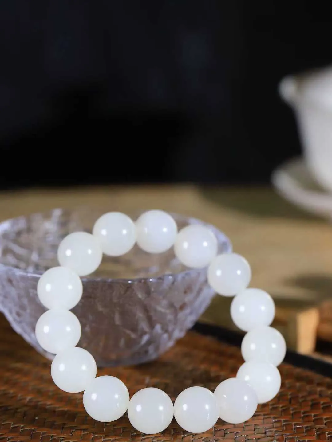 【珠圆玉润.手串】

精品和田玉冰白珠圆玉润手串 玉质温润细腻  整串打磨圆润，佩戴舒适。珠珠落玉盘，间关莺语花底滑，一生美好时光，无论身在何处，都有它相伴相守。事事顺遂，幸福美满，吉祥如意。重60.5克   尺寸取一13.6mm   FDL-69117300