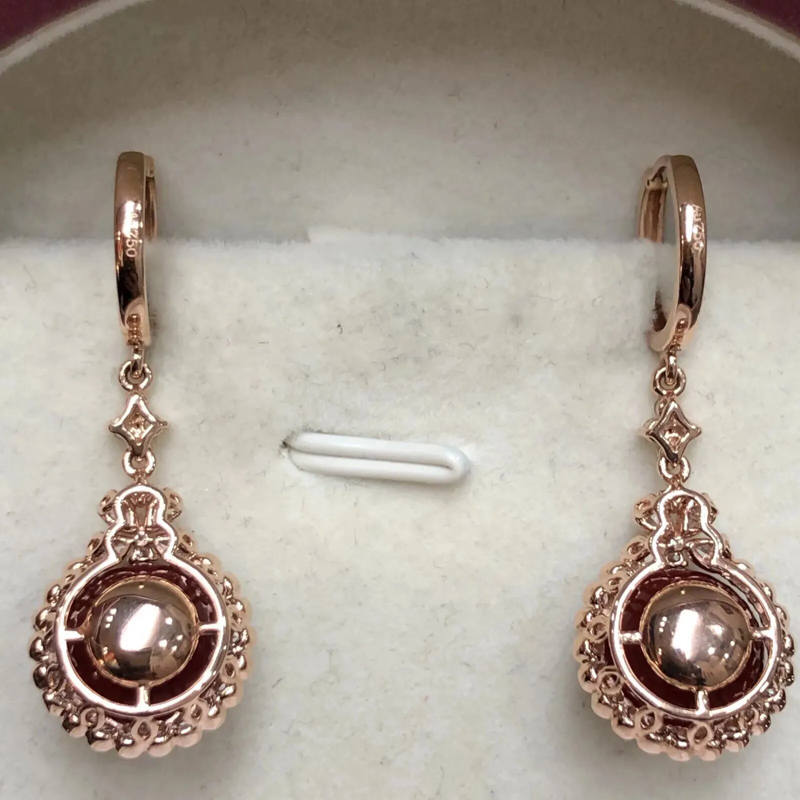 【典藏珍品】【天然阿卡赤血牛血红珊瑚10mm圆珠大钻满钻豪华镶嵌耳坠】可遇不可求！日本深海阿卡材料，天然无添加无优化，赤血牛血红色，裸石尺寸为9.9*9.9*9.9mm，整体尺寸34.7*12.9*11.2mm，18k金大钻石满钻豪华镶嵌！重量7.34克。裸石没有白芯，没有虫眼。只有诱人的美！色浓形美！高端大气上档次！