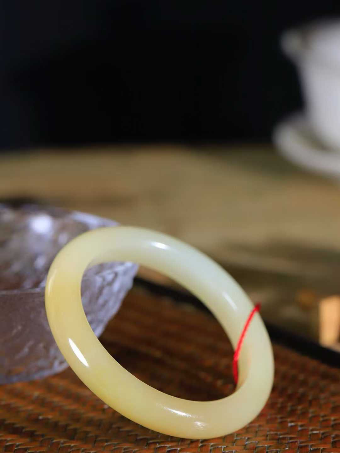 【一见钟情·手镯】

精品和田玉糖白玉手镯。镯型饱满，温润细腻，脂润沁香。️执一卷书，沏一盏茶，着一袭裙，戴一只镯。淡淡浅笺，素心若兰，静赏玉中诗画。悠悠岁月，芊手轻摘，盛满诗样芳华。
重48.5克   内径圈口55mm 尺寸11-8.8mm  FDT-721022741