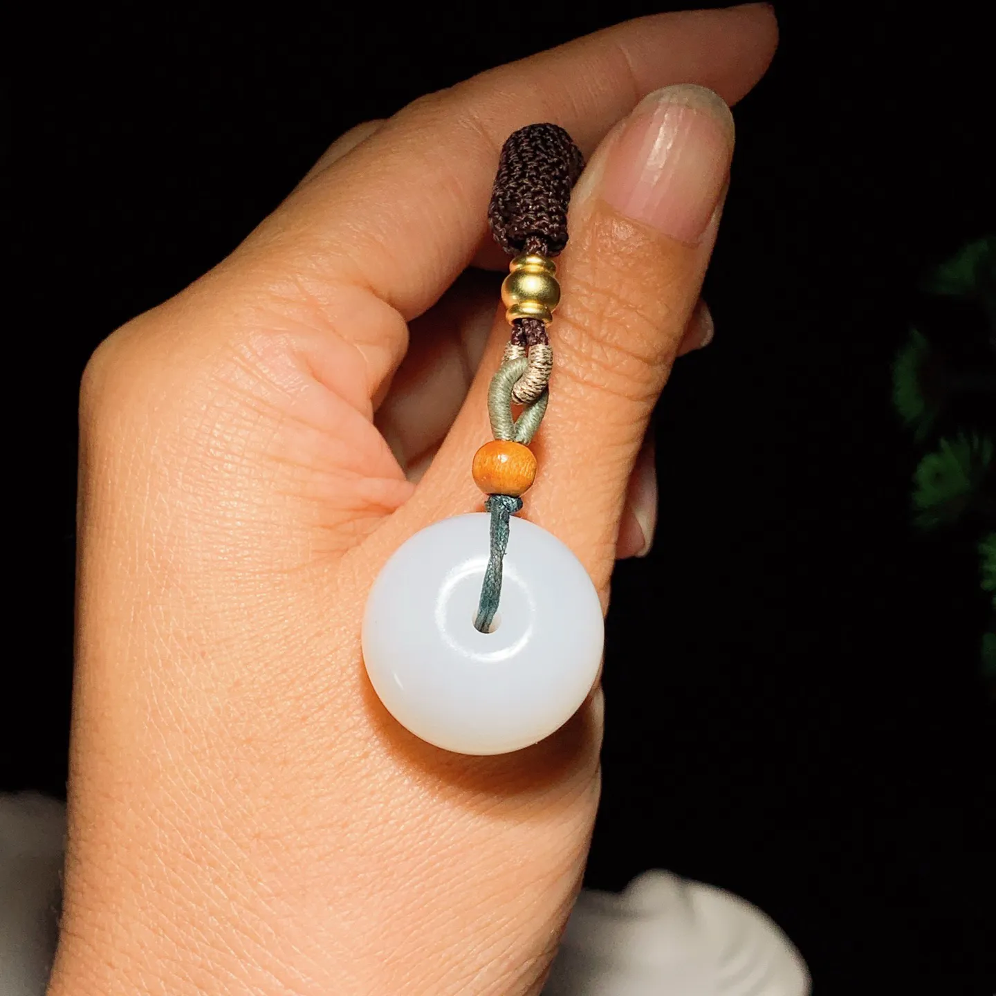 和田玉白玉羊脂白平安扣挂件。尺寸22/16重15.4克。玉质细腻油润。手推出油。佩戴高端典雅。lt251103