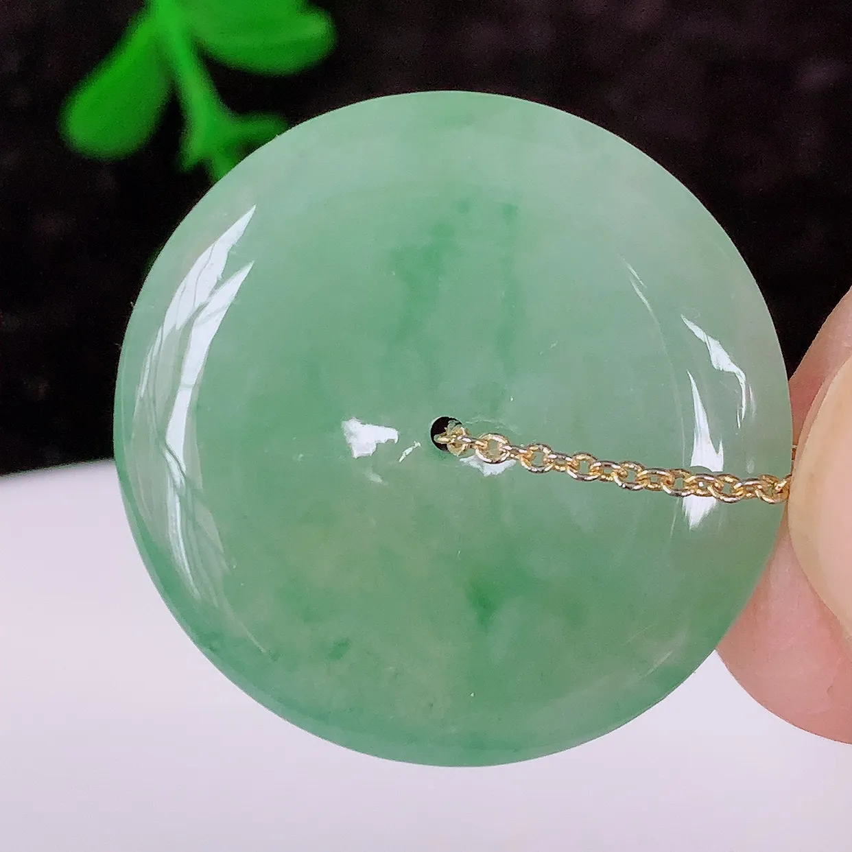 自然光实拍，冰种飘花翡翠平安扣吊坠，形体饱满圆润，平安扣肥嘟嘟的，平平安安，种水很好，莹润通透，冰胶感十足，起光泽。配戴精美！#57.2