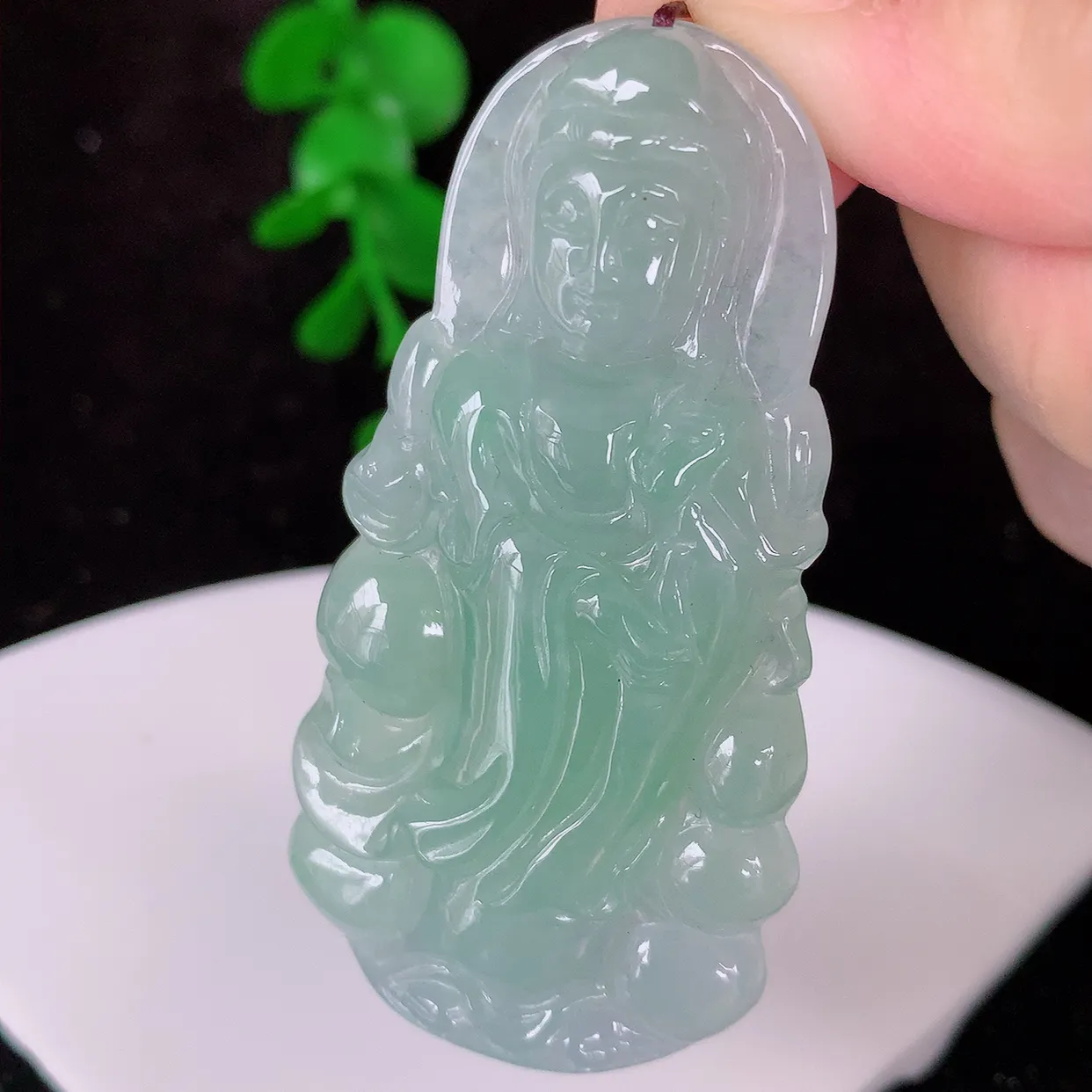 自然光实拍，冰飘绿翡翠观音菩萨吊坠，赐福观音，玉润通透，慈祥端庄！#57.2