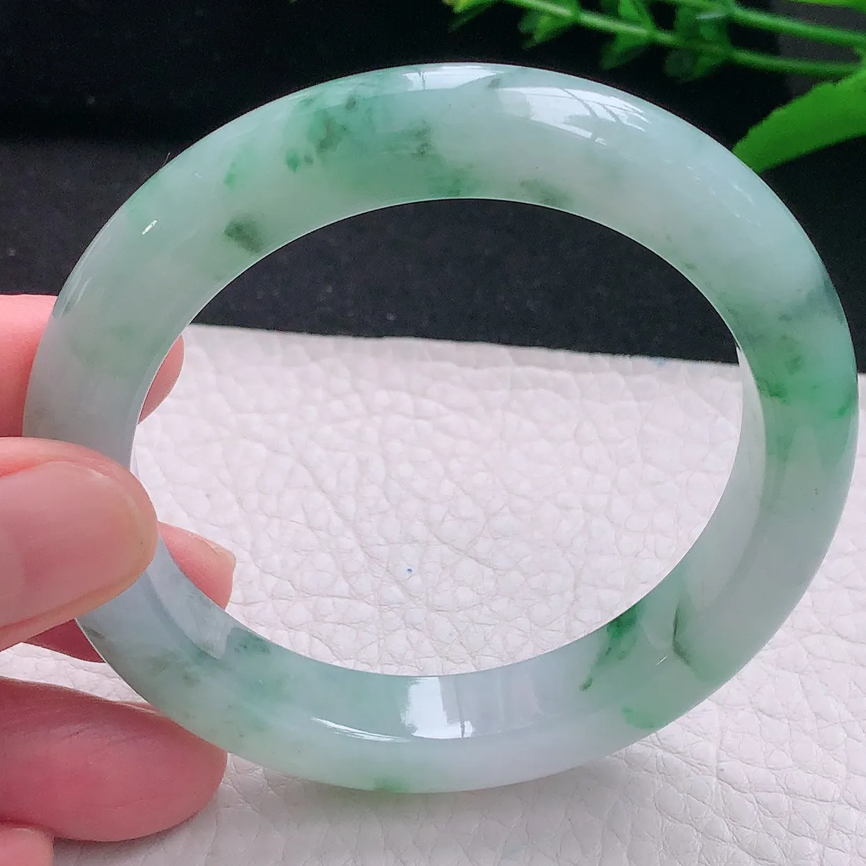 js自然光56*10.8*9.3平安镯 天然缅甸翡翠a 货冰飘绿花清秀宽边玉镯子