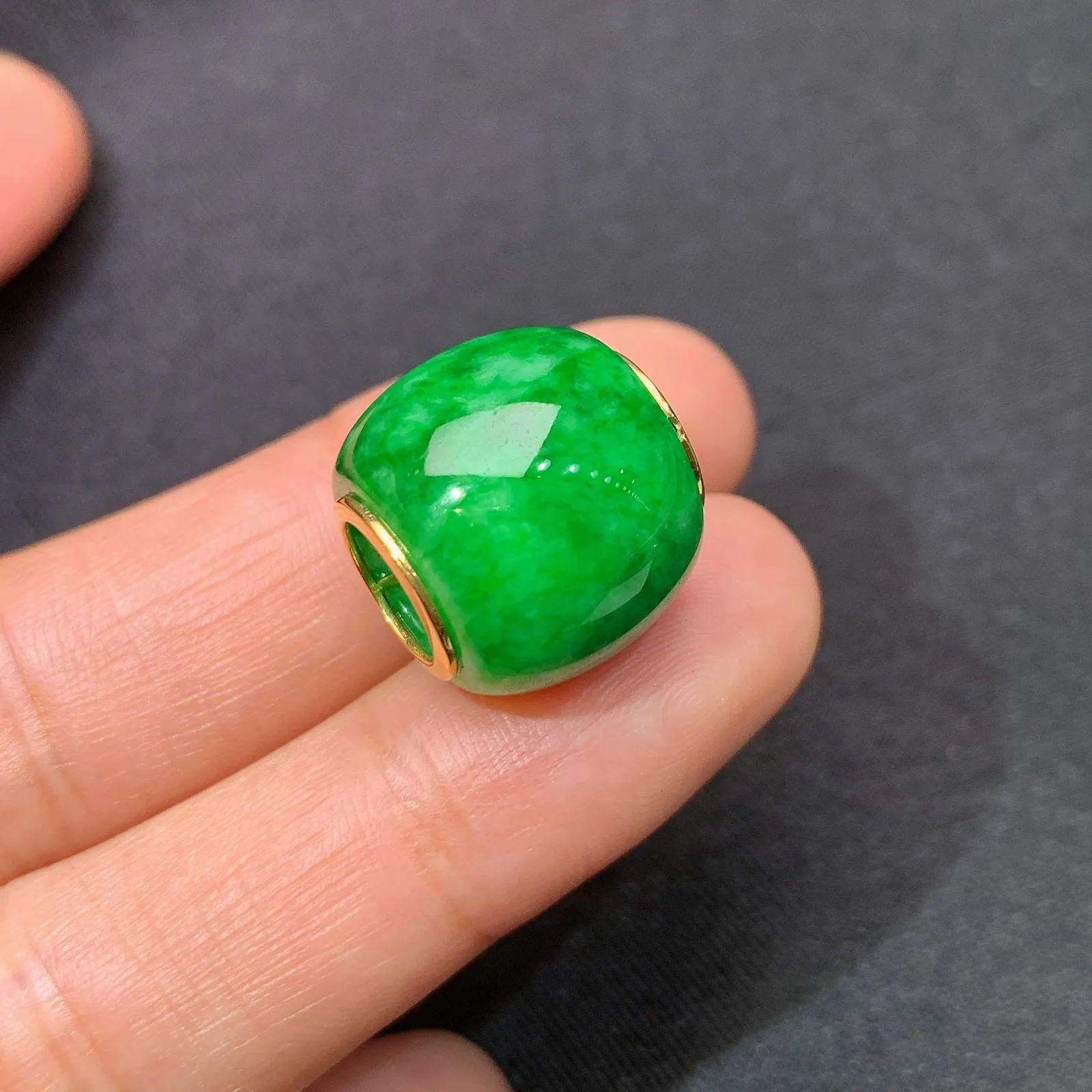 阳绿路路通吊坠，18k金镶嵌，冰润色阳，玉质细腻，种水足 尺寸14.4*15.9