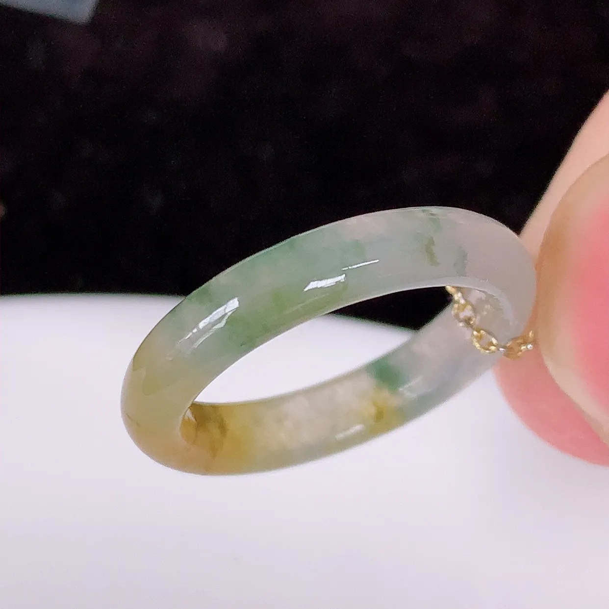 自然光实拍，16mm内径冰种黄加绿翡翠指环，玉戒指，玉质莹润，好精美好冰润的指环，11圈口，上手纤巧