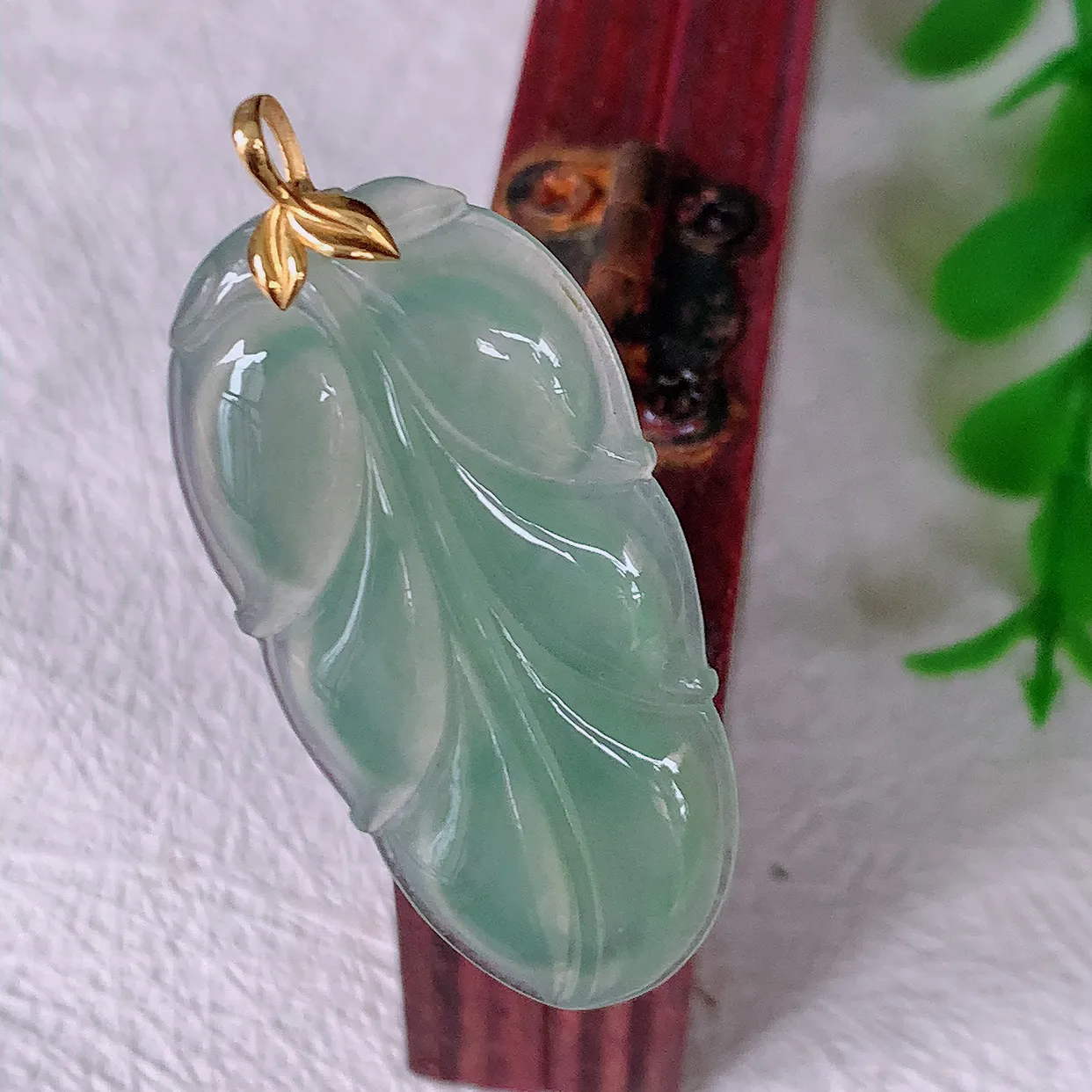 18K金镶嵌冰种翡翠叶子吊坠 ，种水足，色泽清新，工艺精湛，叶子寓意美好；金枝玉叶，事业有成。#12.2
