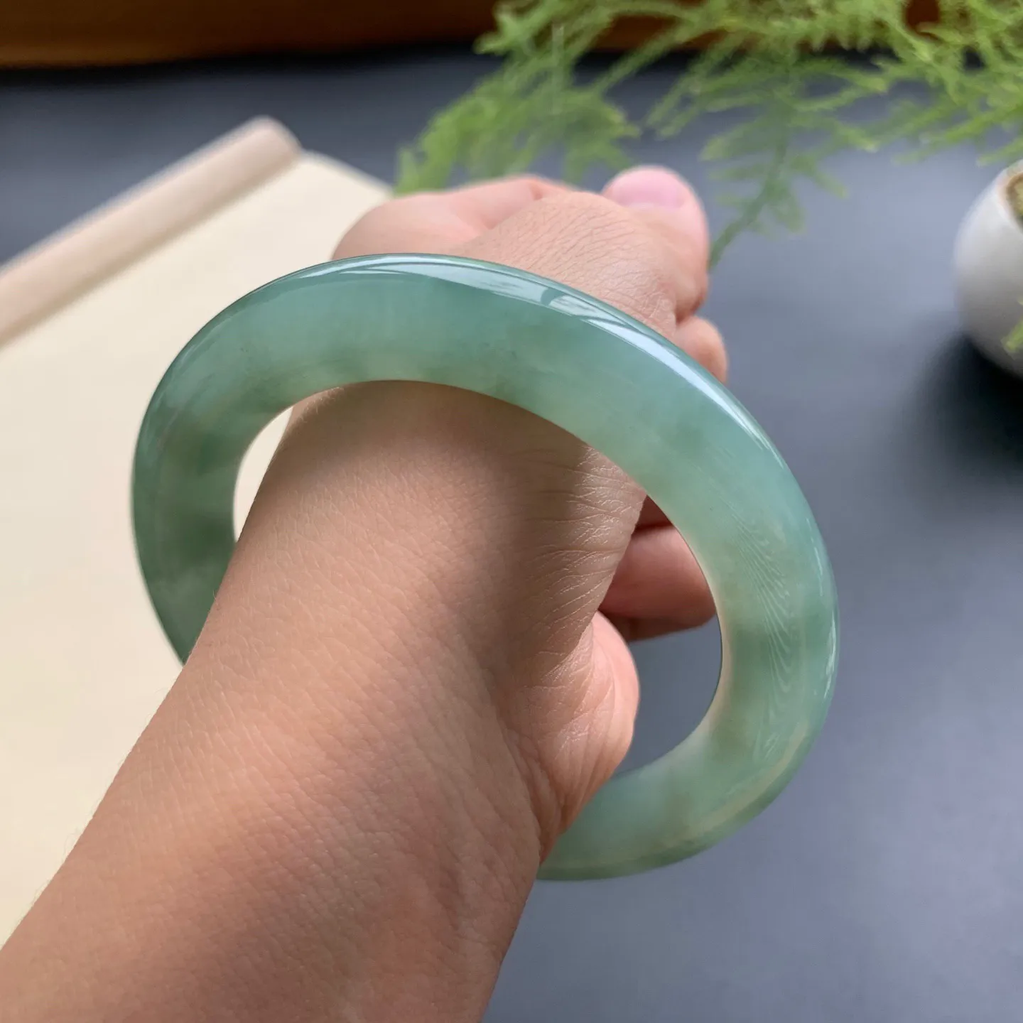 57圈口油绿圆条手镯 尺寸：57-11.8-11.5，无纹裂，色泽亮丽，条形饱满