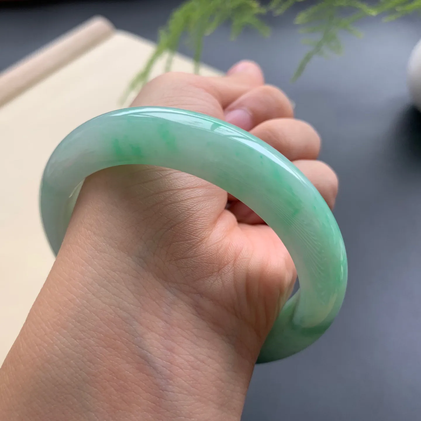 58.3圈飘绿正圈手镯 尺寸：58.3-12.5-9，无纹裂，细腻光滑，色泽靓丽