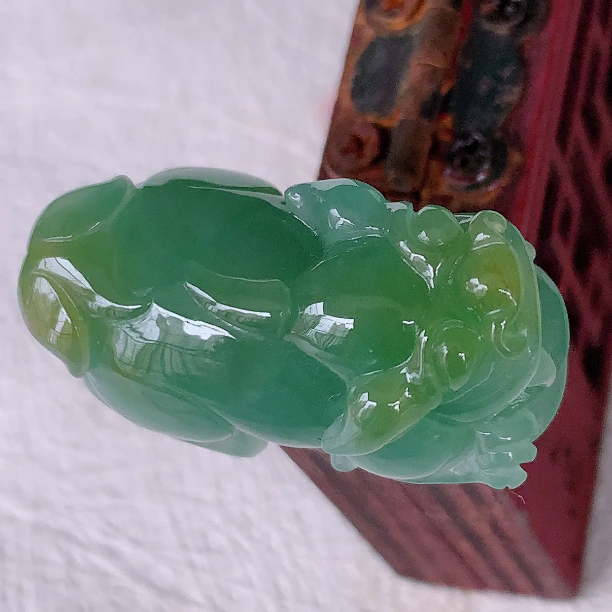 自然光实拍，冰润双彩翡翠招财貔貅吊坠，民间有“一摸貔貅运程旺盛，再摸貔貅财运滚滚，三摸貔貅平步青云 