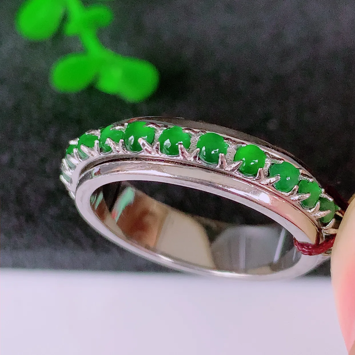 冰透满绿翡翠925银镶嵌戒指，自然光实拍，翠色灵动，颜色漂亮，种老水足，品相佳，佩戴佳品！#98.2