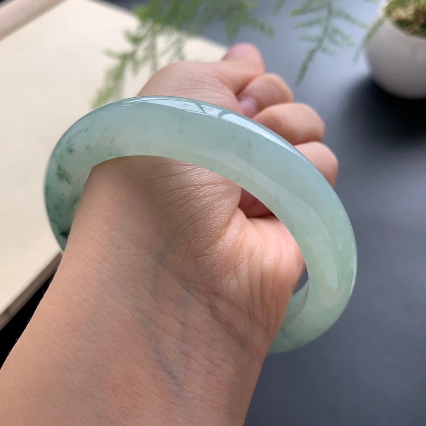 57圈口底色飘花正圈手镯 尺寸：57-12-9，无纹裂，细腻起胶，花色飘逸