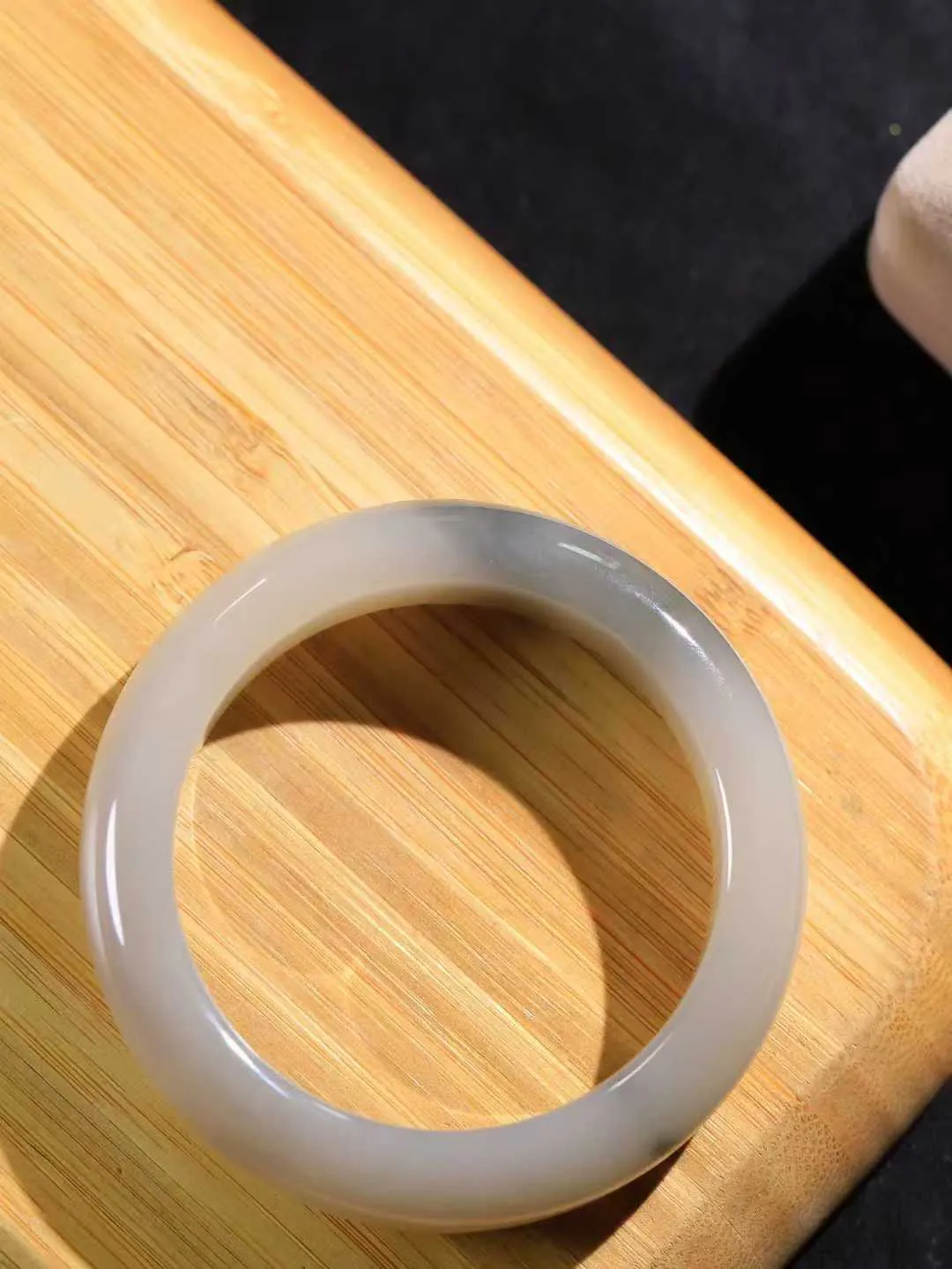 （柔情似水.手镯）

精品和田玉藕粉烟紫双色手镯，玉质温润细腻，镯型饱满圆润，优雅知性，姽婳于幽静兮，又婆娑乎人间，经典款型，古朴典雅。极具灵性，腕间风情，风姿卓越。 
重85克   尺寸57-16.2-10mm    FDL-36110326