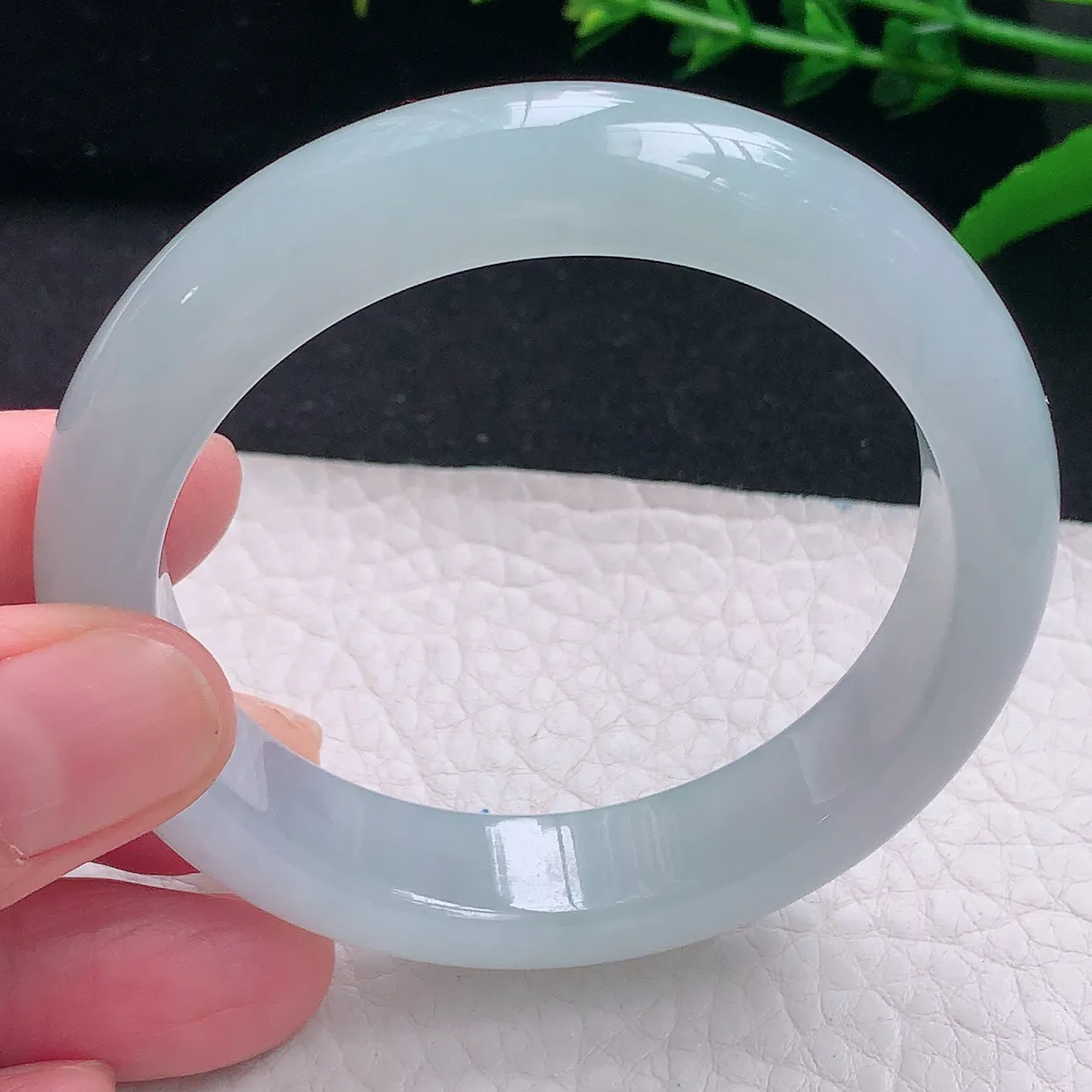 r自然光53.5*12.2*8.2平安镯 天然缅甸翡翠a 货冰荧纯美宽边玉镯子