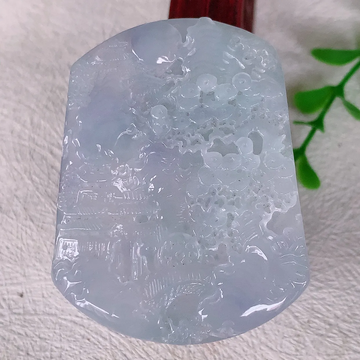自然光实拍，冰紫罗兰翡翠山水牌吊坠，翡翠山水牌，寓意“常青、背靠大山、水（财）长流、平安之意”生机盎然的翠意，一眼既心醉，雕工精致，佩戴效果优雅迷人！#1.2