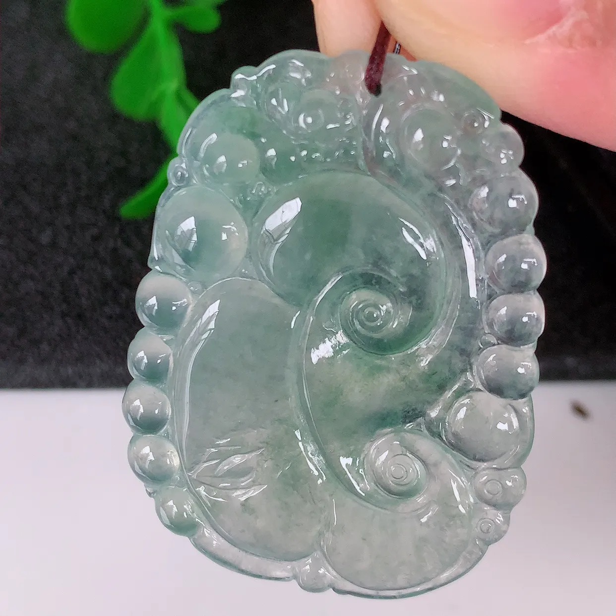 自然光实拍，冰种翡翠如意吊坠，种老水足，雕工精湛 ，寓意美好，佩戴时尚出众！#01.2