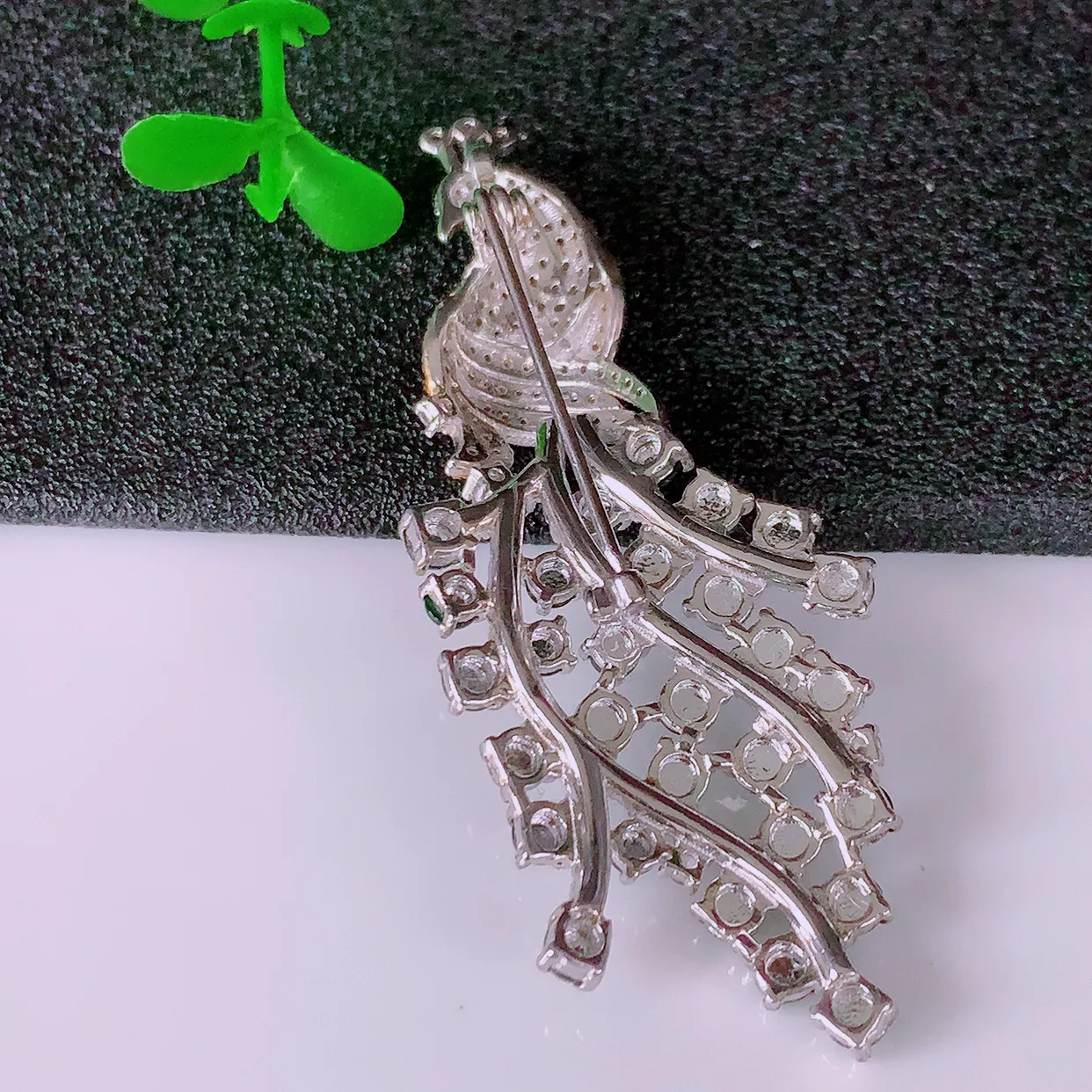 冰透满绿翡翠925银镶嵌凤凰胸针，自然光实拍，翠色灵动，颜色漂亮，种老水足，品相佳，佩戴佳品！#98.2整体55.5*22*9.5裸石2.6*2.6