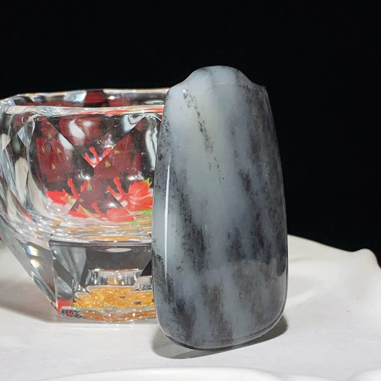 新疆籽料青花山水怡情平安无事牌子挂件。尺寸56/33/10重38克。玉质细腻油润。手推出油。佩戴高端典雅。lt251103