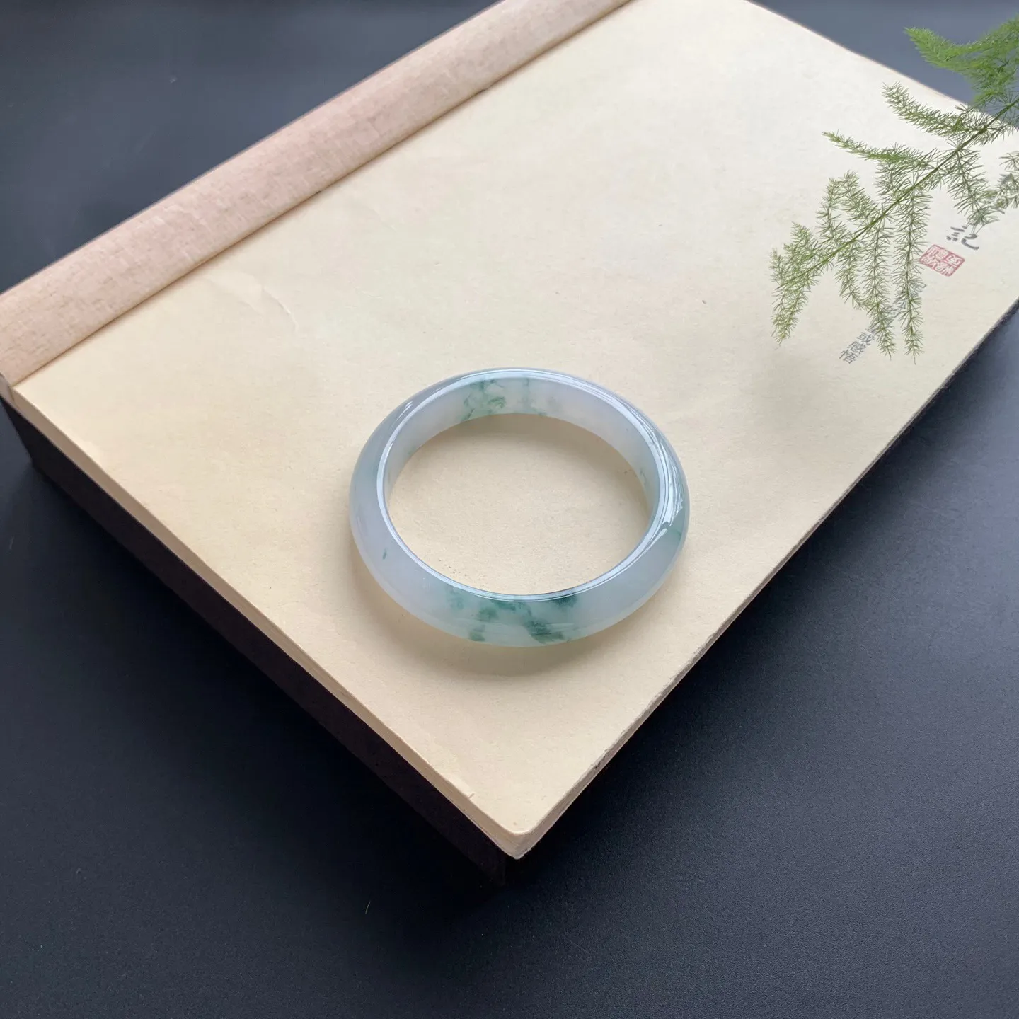 55.2圈口冰飘花正圈手镯 尺寸：55.2-11.2-8，无纹裂，水润起胶，花色飘逸