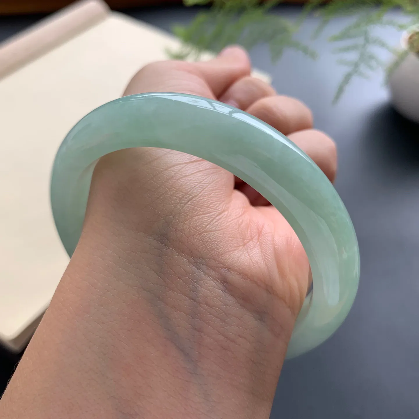 57圈口油绿正圈手镯 尺寸：57-11.3-8.6，无纹裂，细腻光滑，色泽均匀