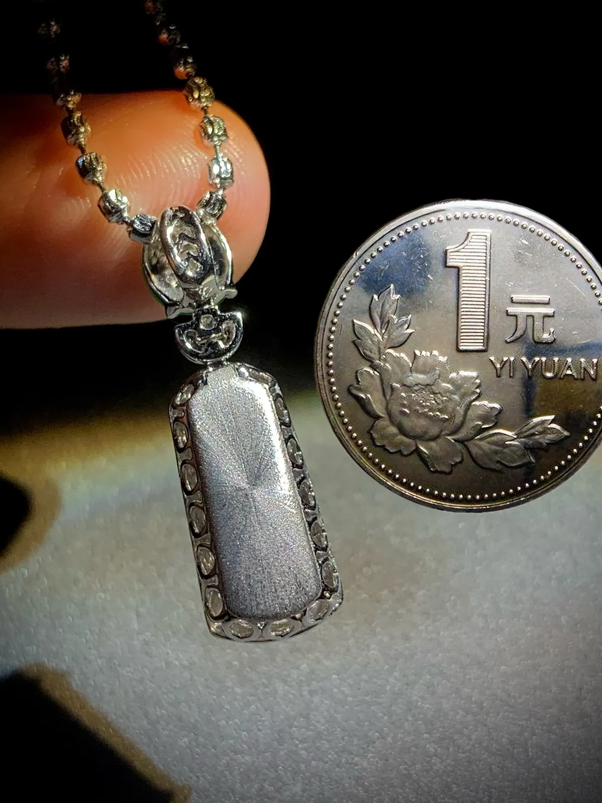 翡翠绿素面镶嵌吊坠，
裸石约14-6-3mm，6.5-5.6-2.5mm，
整体26.5-8.2-7.2mm，
18K金，南非钻，不配链子