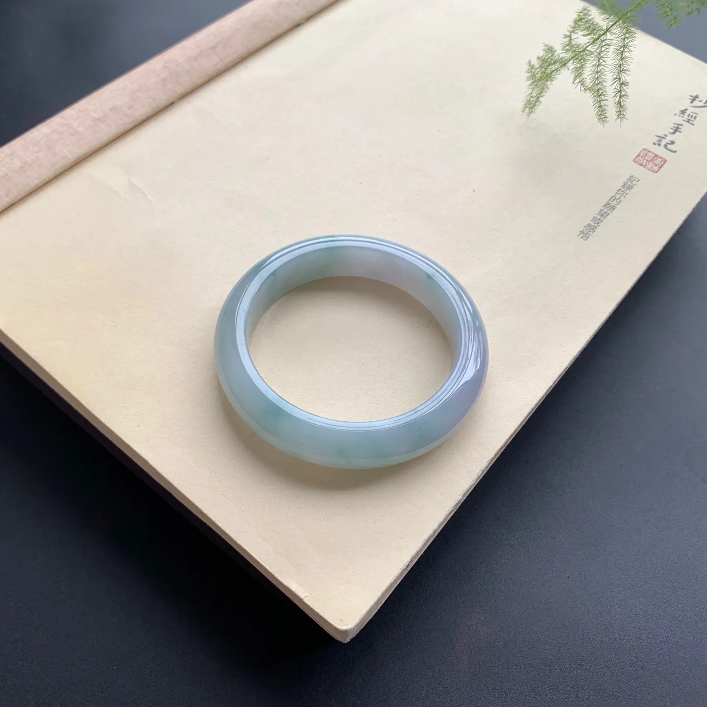 55圈口飘花正圈手镯 尺寸：55-13-9，无纹裂，细腻光滑，花色飘逸