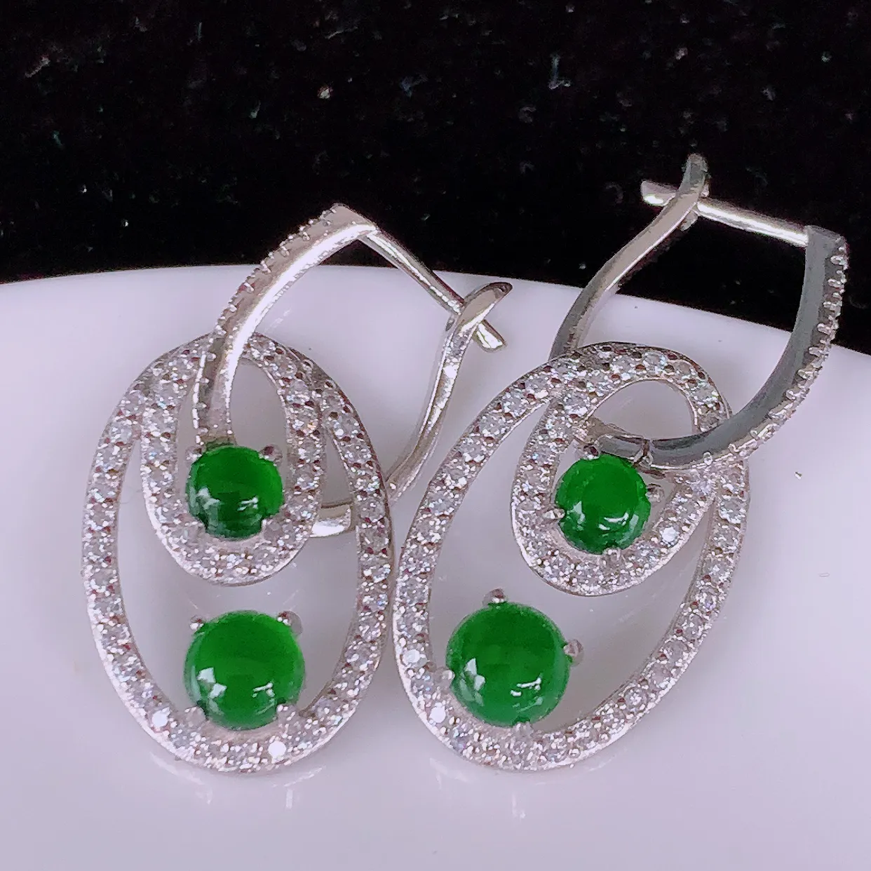 冰透满绿翡翠925银镶嵌耳坠，自然光实拍，翠色灵动，颜色漂亮，种老水足，品相佳，佩戴佳品！#98.2整体31*13.8*4.5裸石5*5