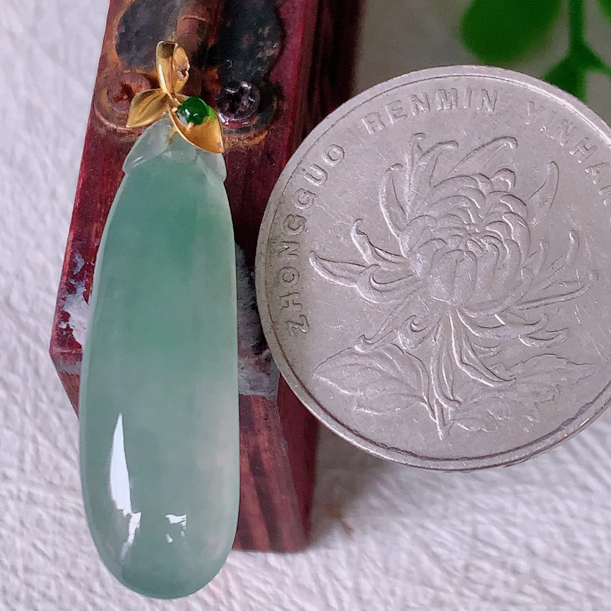 18K金镶嵌冰种福瓜翡翠吊坠，呱呱来财，饱满，福气满满的美好寓意！#12.2