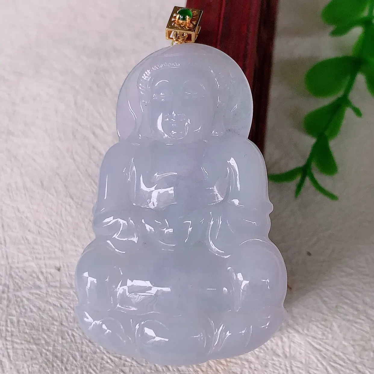 18K金镶嵌冰润紫罗兰翡翠观音菩萨吊坠，赐福翡翠观音，观音面相端庄，品相佳，佩戴气质！#35.2整体58.8裸石50.5*33.5*5.8