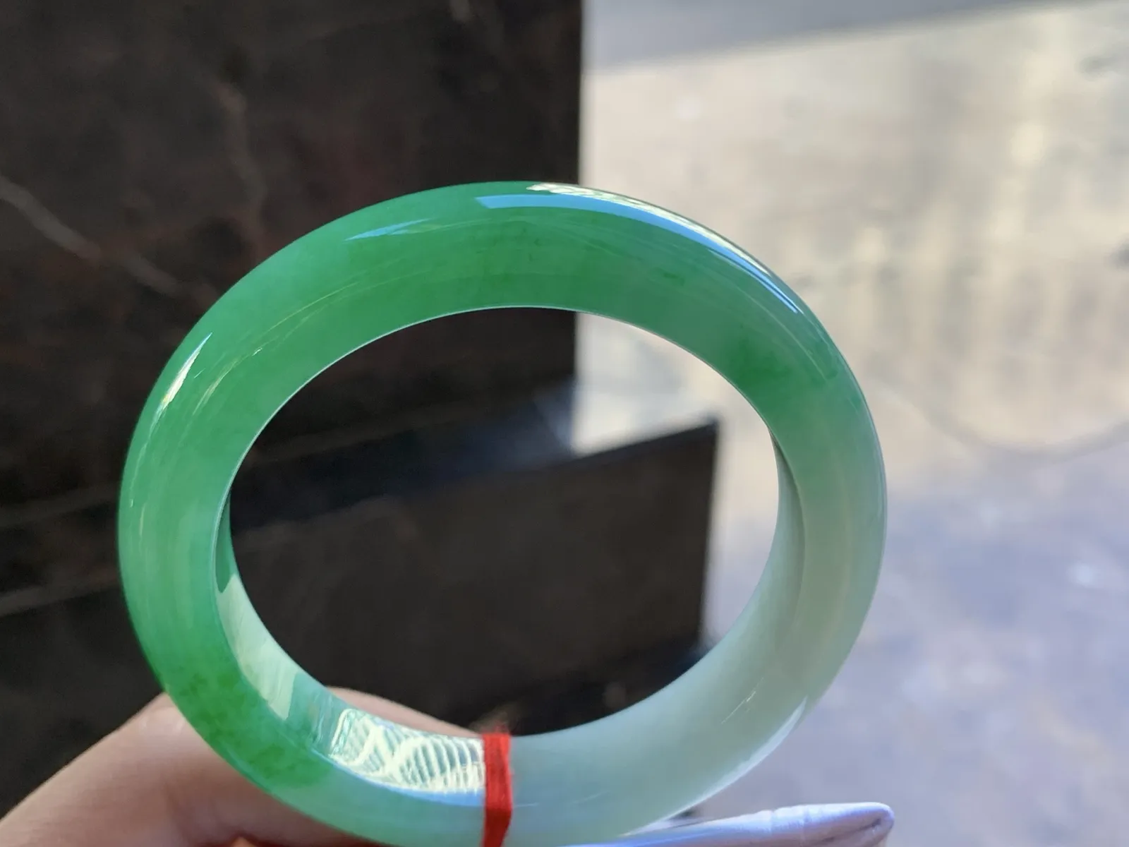 56-12.2-9.2

辣绿色手镯^_^颜色浓郁 鲜艳 起光