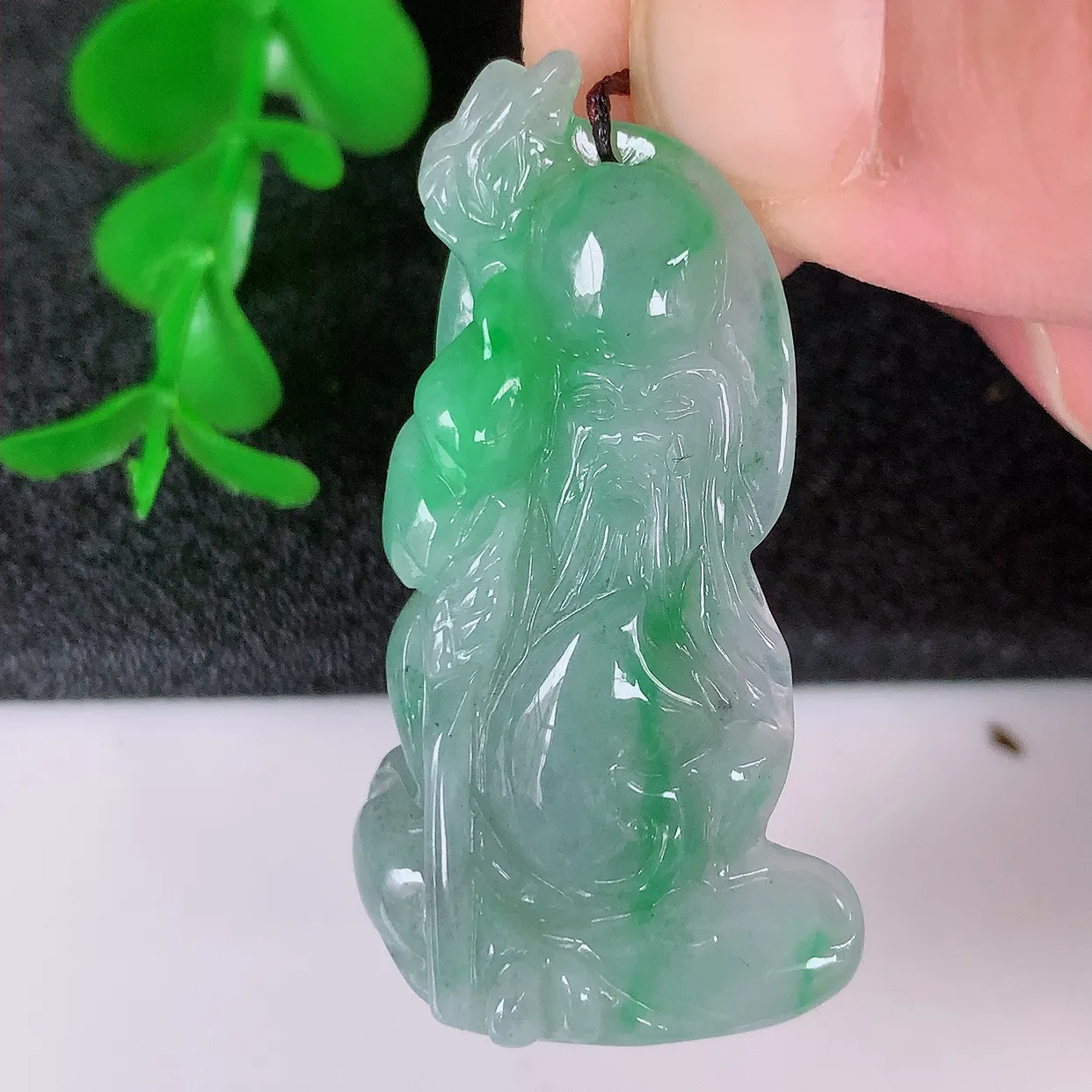 自然光实拍，冰润飘绿翡翠寿星公吊坠，种老水足，雕工精湛 ，寓意美好，佩戴时尚出众！#87.2