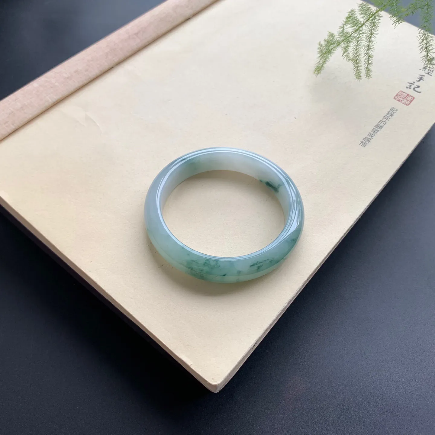 54.6圈口飘花正圈手镯 尺寸：54.6-12.5-7.8，无纹裂，花色浓郁，细腻光滑