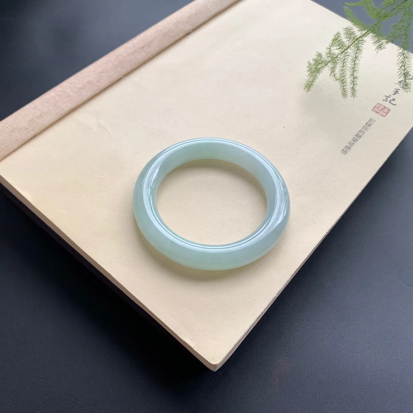 56.5圈口果绿底圆条手镯 尺寸：56.5-11.8，无纹裂，细腻釉洁，色泽清新甜美