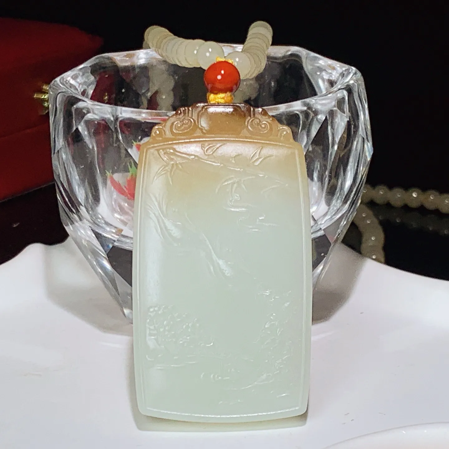 新疆且末糖佛引福来牌子挂件。尺寸55/30/11重60.8克。玉质细腻油润。手推出油。佩戴高端典雅。lt251103