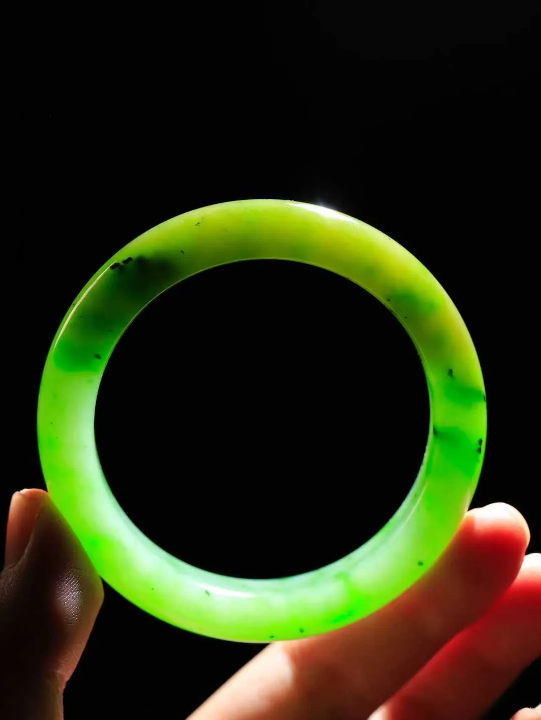 【温润如心.镯】

精品和田玉碧玉手镯，精选上等碧玉料，色泽清透，质地细腻。佩戴它，感受千年玉文化的温润与优雅，愿它为您带来平安与幸福。重57.5克  尺寸55-12.3-9mm 89110300L