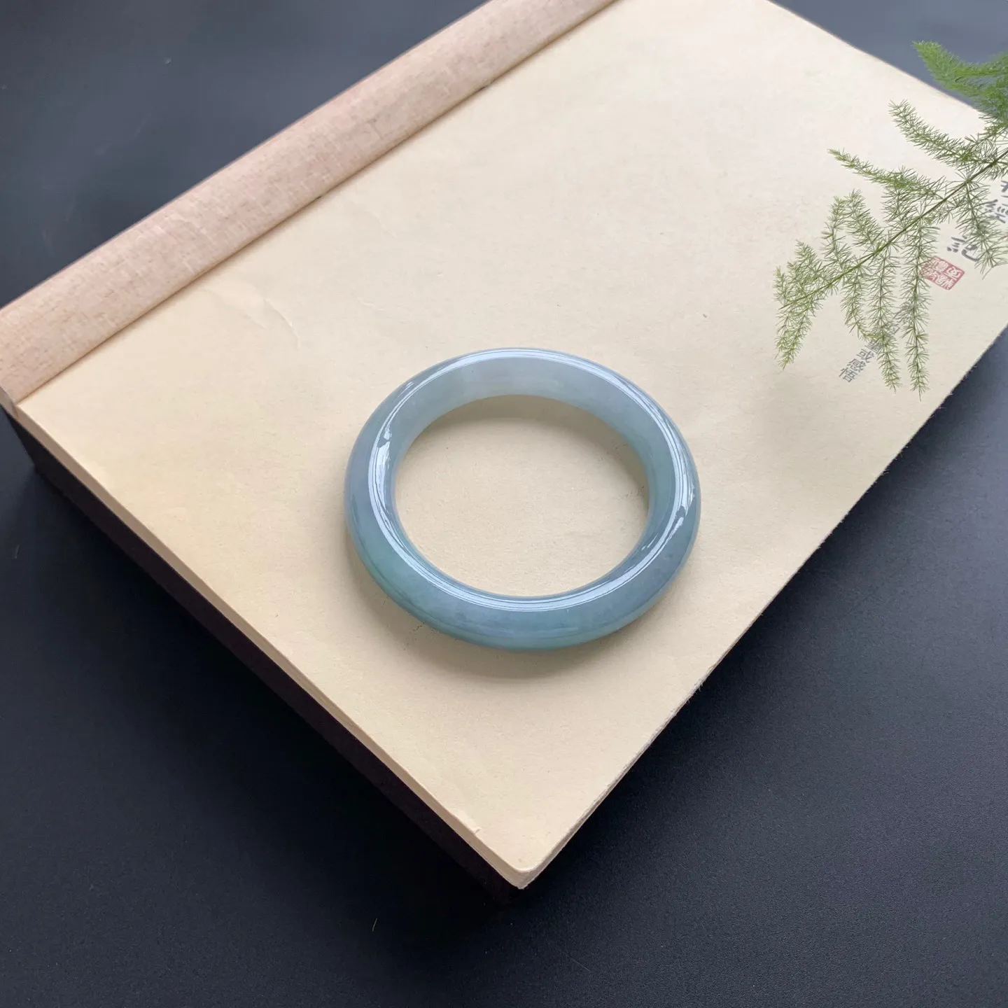 55圈口蓝底圆条手镯 尺寸：55-11，无纹裂，细腻光滑，色泽浓郁