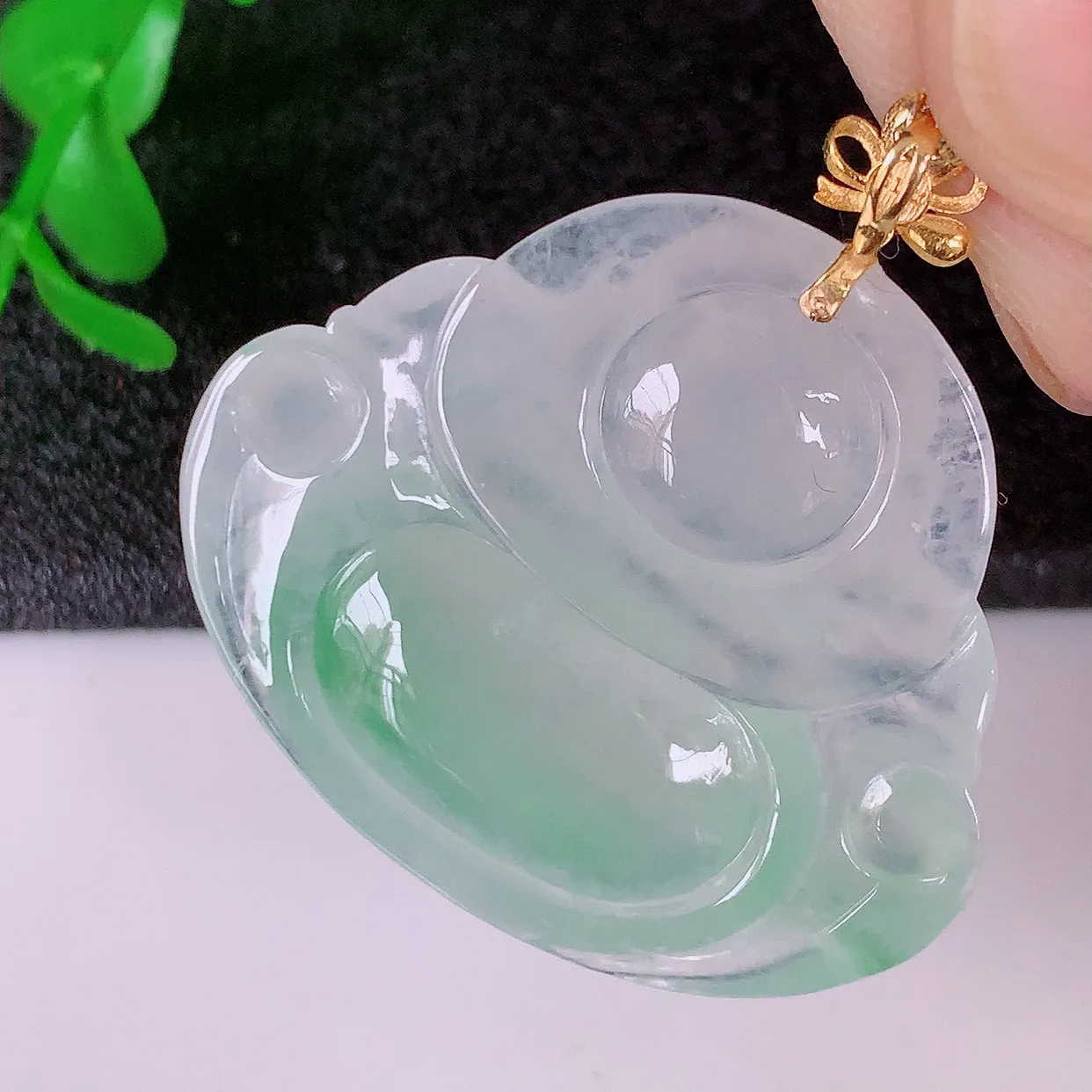 自然光实拍，18K金镶嵌冰种飘阳绿翡翠佛公吊坠，冰透饱满， 佛公亦保平安，寓意有福（佛公）相伴，品相佳，配戴优雅迷人！#41.2整体33.5裸石31.5*26.8*6.2