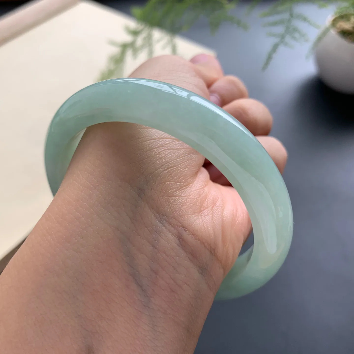 57圈口油绿正圈手镯 尺寸：57-11.3-8.6，无纹裂，细腻光滑，色泽均匀