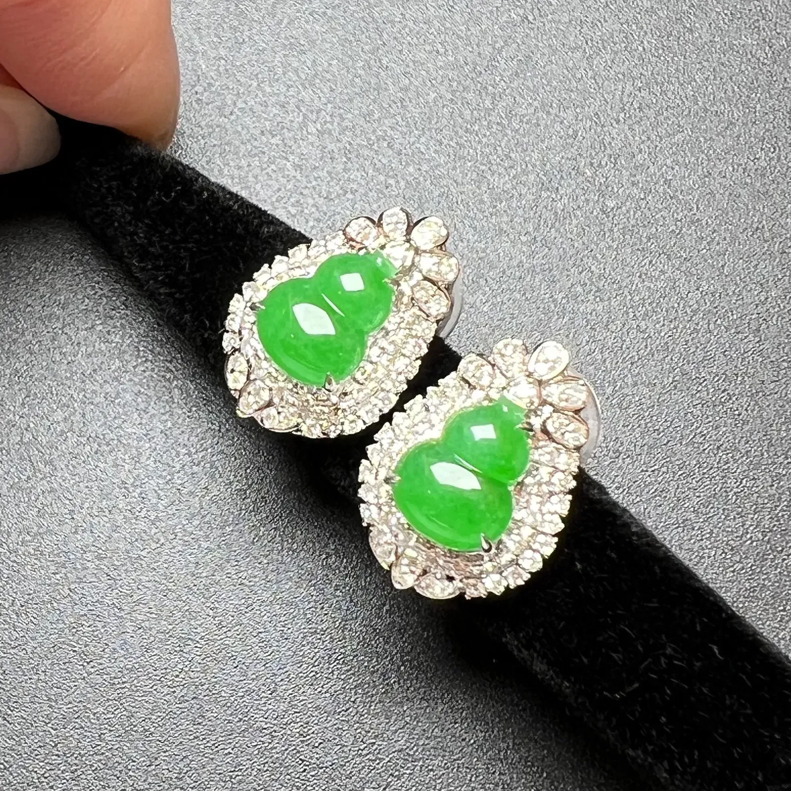 满绿葫芦耳包种色俱佳，整体尺寸16.5*11.8*6.8。裸石尺寸8.8*7*2.8