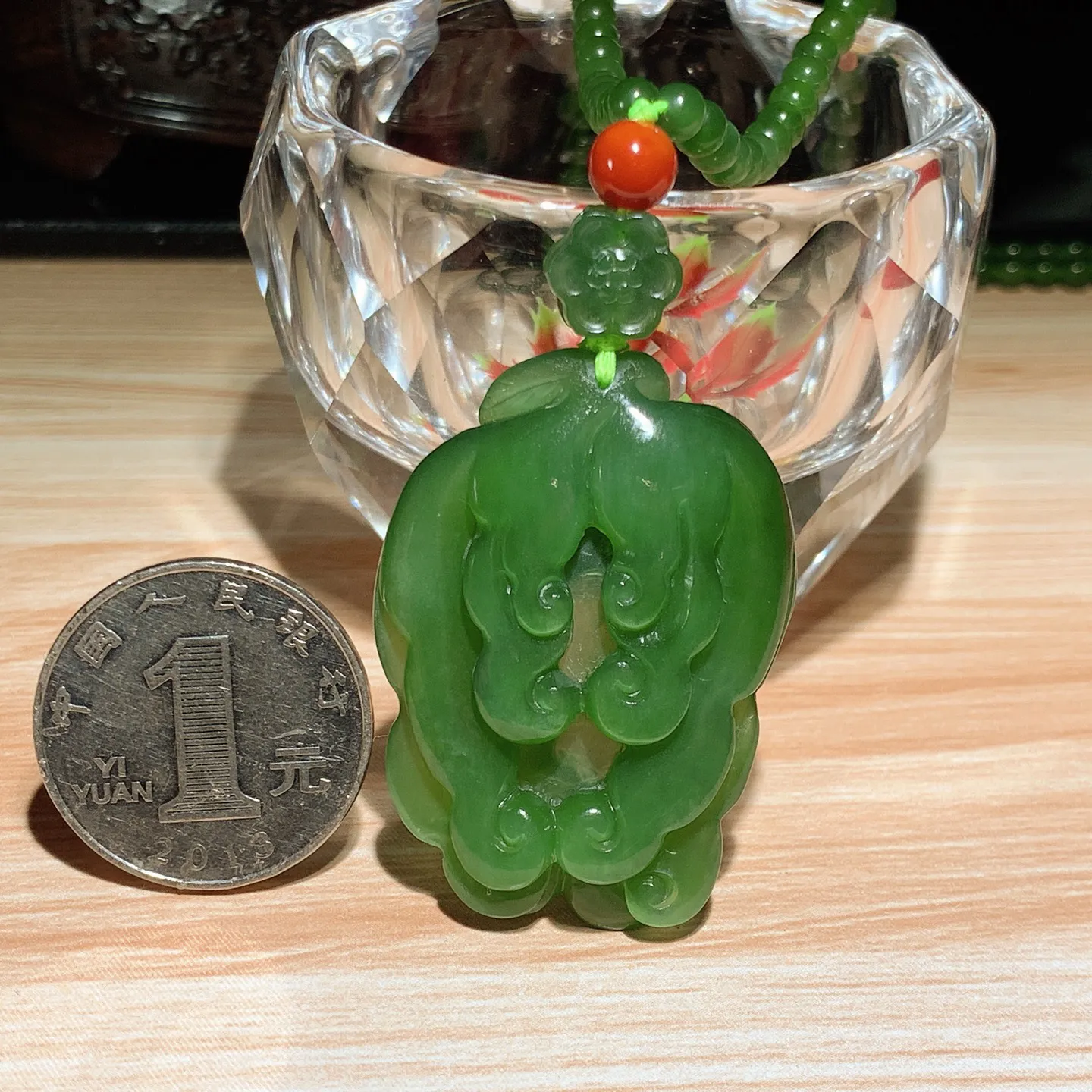 和田玉阳绿俄罗斯碧玉人生如意人参挂件。尺寸43/31/10重33.6克。玉质细腻油润。手推出油。佩戴高端典雅。lt251103