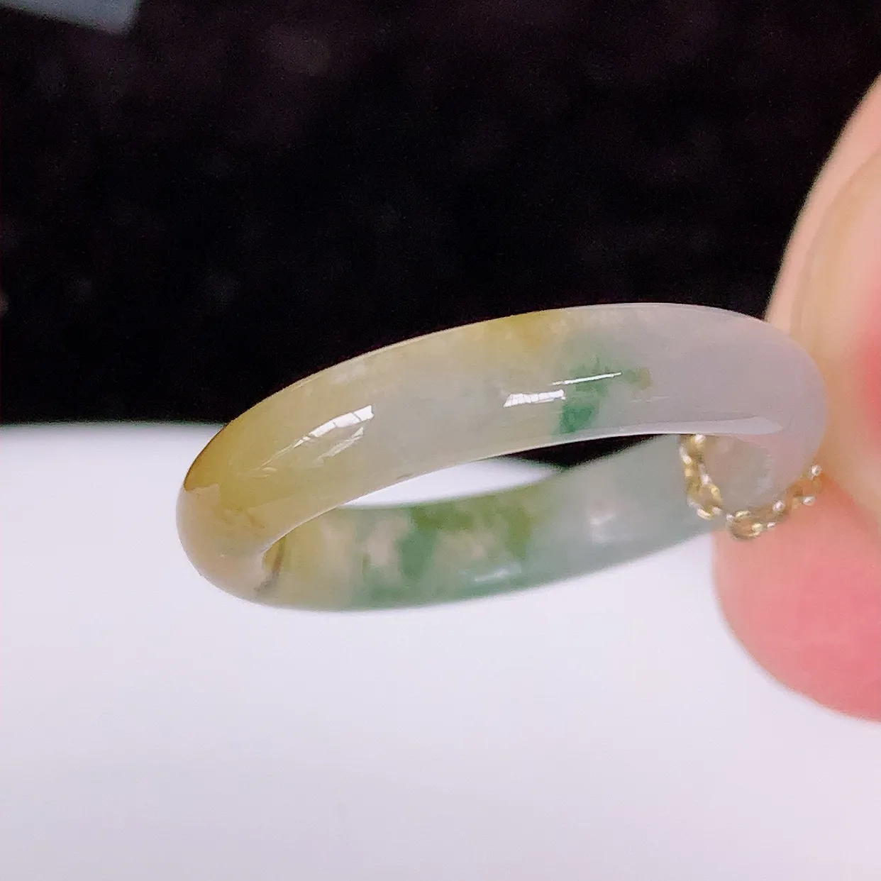自然光实拍，16mm内径冰种黄加绿翡翠指环，玉戒指，玉质莹润，好精美好冰润的指环，11圈口，上手纤巧