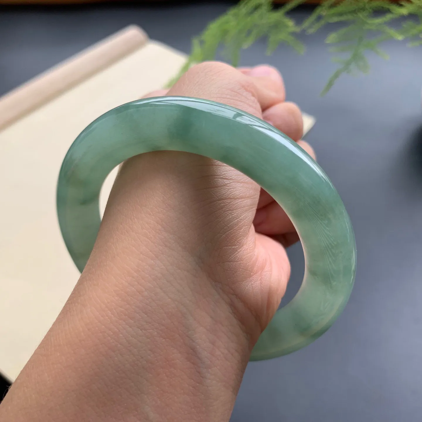 57圈口油绿圆条手镯 尺寸：57-11.8-11.5，无纹裂，色泽亮丽，条形饱满