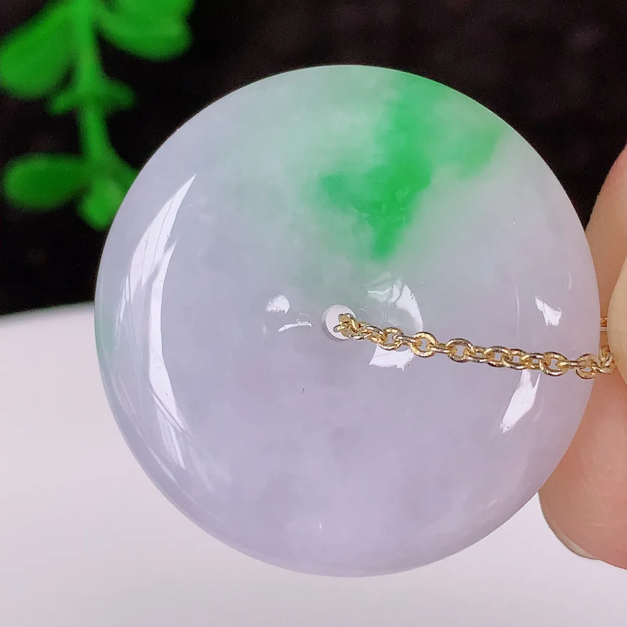 自然光实拍，冰润飘阳绿翡翠平安扣吊坠，形体饱满圆润，平安扣肥嘟嘟的，平平安安，种水很好，莹润通透，配戴精美！#57.2