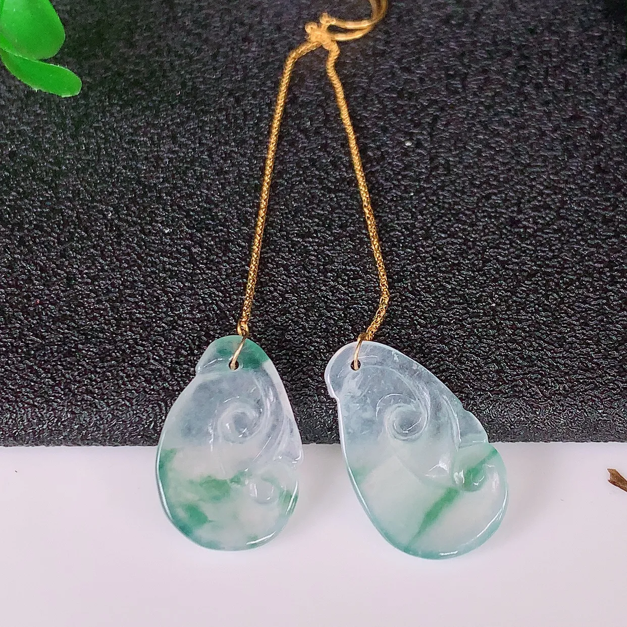 18k金镶嵌冰种飘花翡翠如意耳坠，沁人心脾，耳坠佩戴效果大气出众，尽显气质。种水好，胶感足，颜相当漂亮，高性价比，值得入手品鉴！#41.2整体61裸石17.5*10.5*2.5