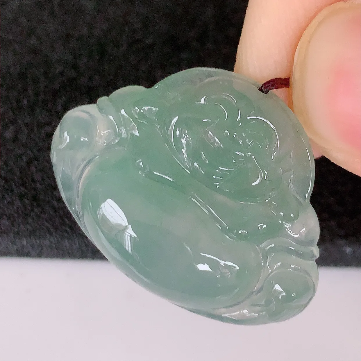 自然光实拍，冰种翡翠佛公吊坠，种老水足，雕工精湛 ，寓意美好，佩戴时尚出众！#46.2