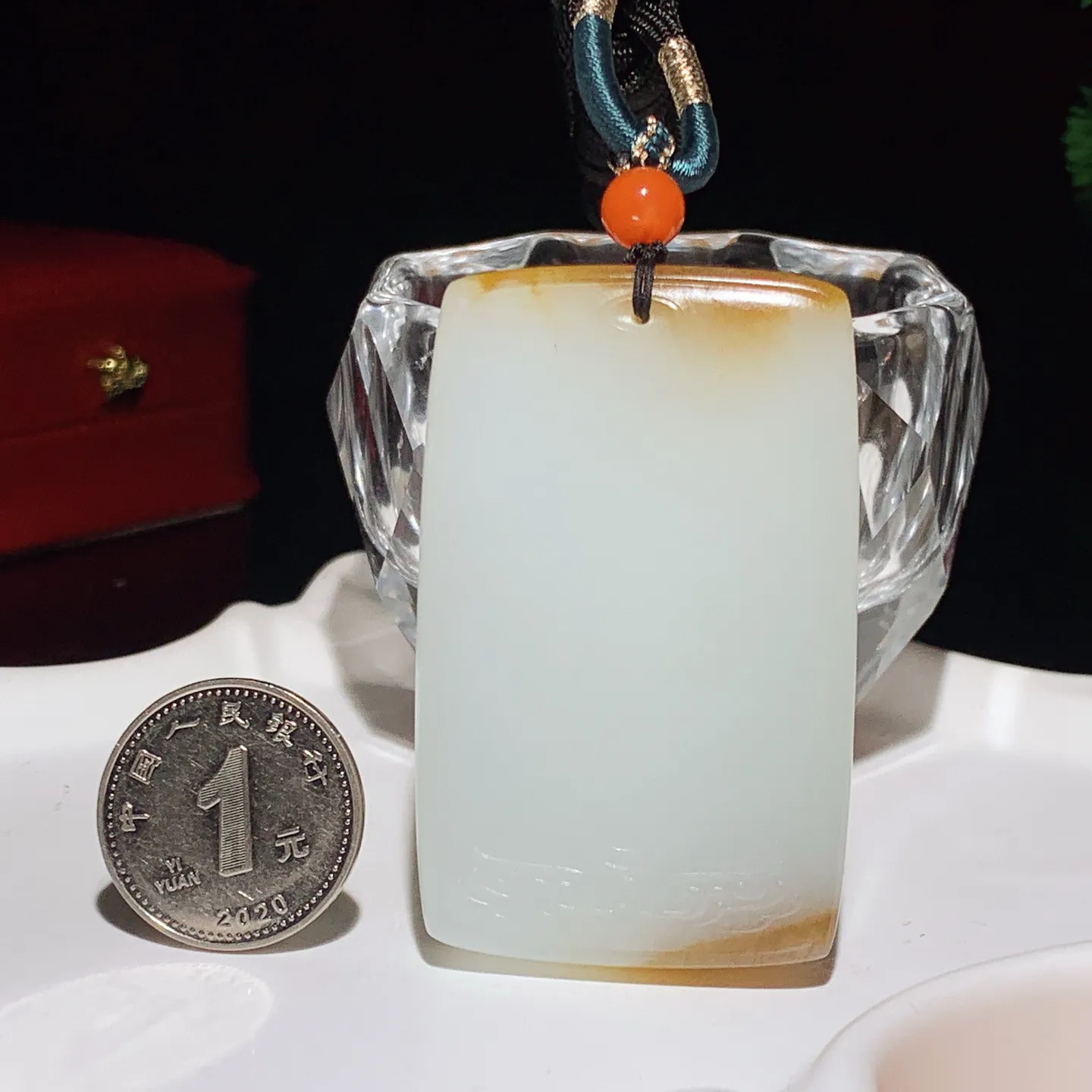 新疆且末糖天地糖平安无事牌挂件。尺寸56/35/11重60克。玉质细腻油润。手推出油。佩戴高端典雅。lt251103