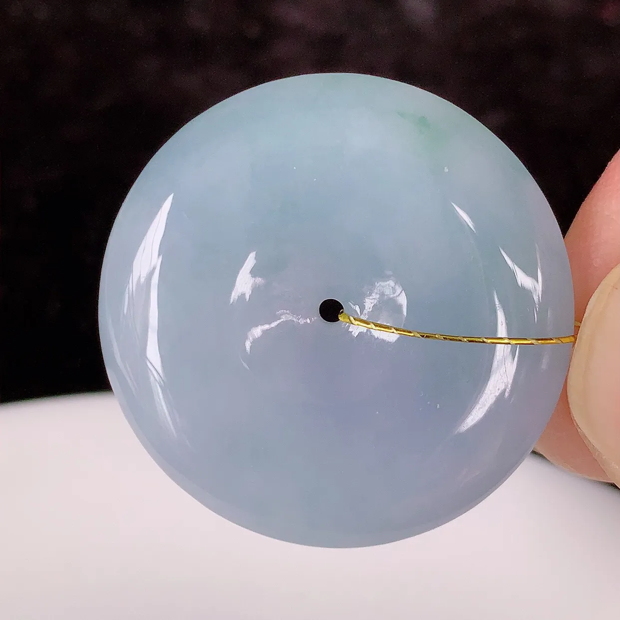 自然光实拍，冰润紫罗兰飘花翡翠平安扣吊坠，玉扣，平安是福；很美的料子，平安扣佩戴优雅迷人！#35.2